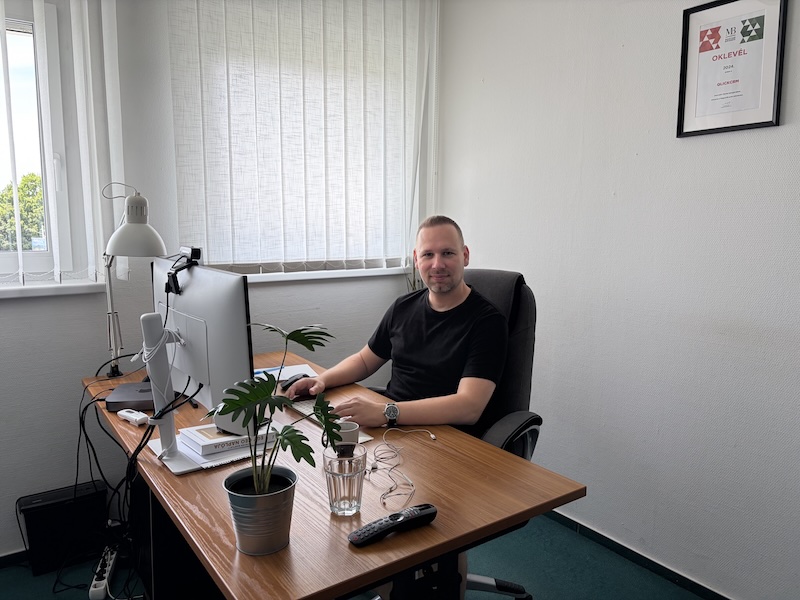 A QlickCRM ügyvezetője az irodában