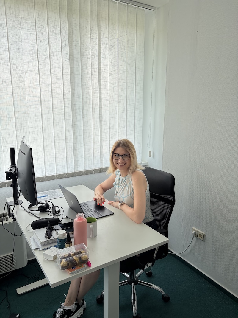QlickCRM munkatárs az irodában